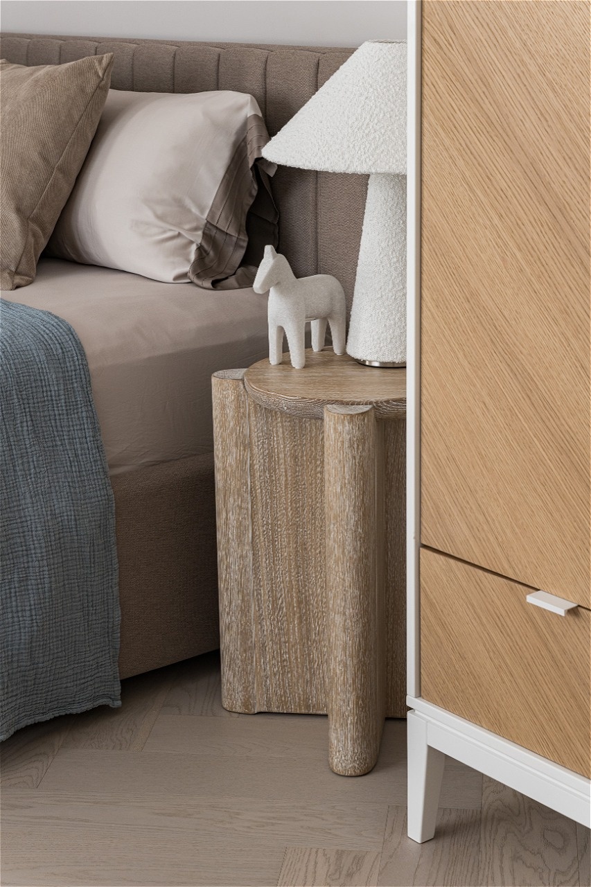 Крупный план деталей интерьера детской комнаты: прикроватная тумба, минималистичный декор, кварцевый паркет на полу